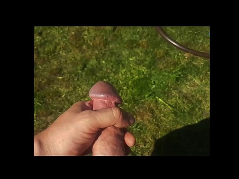 ❤️ Vroča lepotica dobi svojo rožnato pičko, ki jo jebe, in se zraven cmeri s curkom na poletnem vrtu ️ Kvalitetni pornič na porno sl.filmexxx18.ru